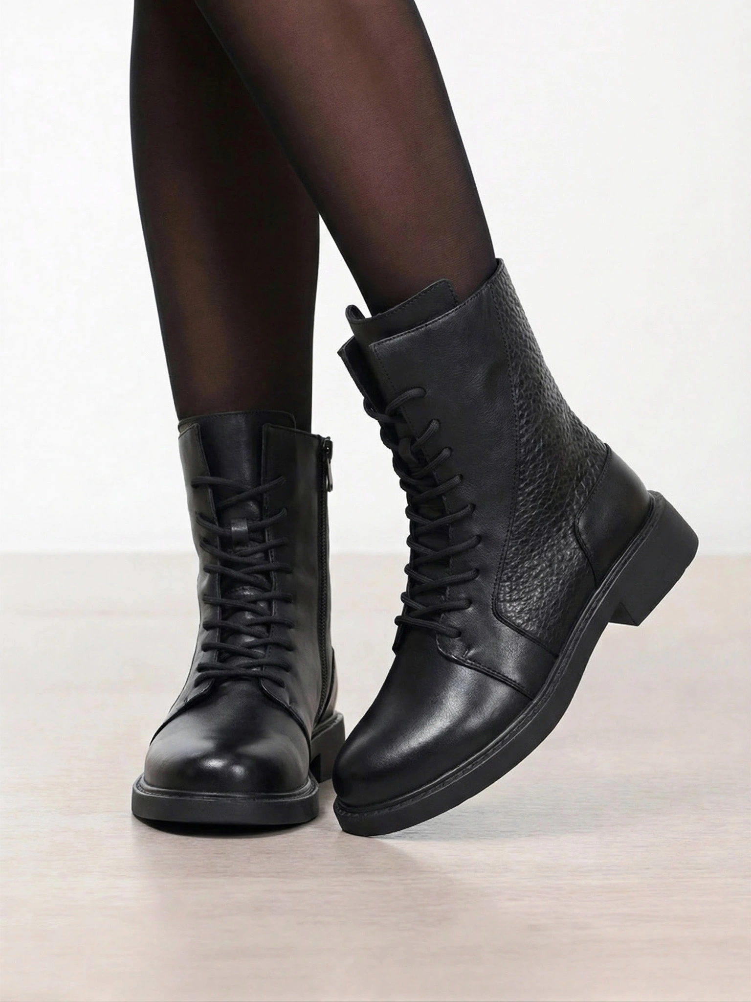 Ботинки черного цвета на среднем широком каблуке